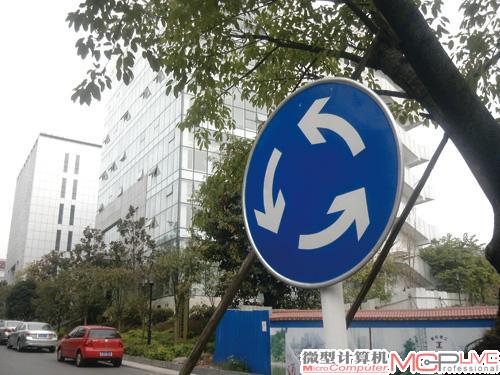 魅族M9：色调偏暖，同样对画面的色彩有一定强化。